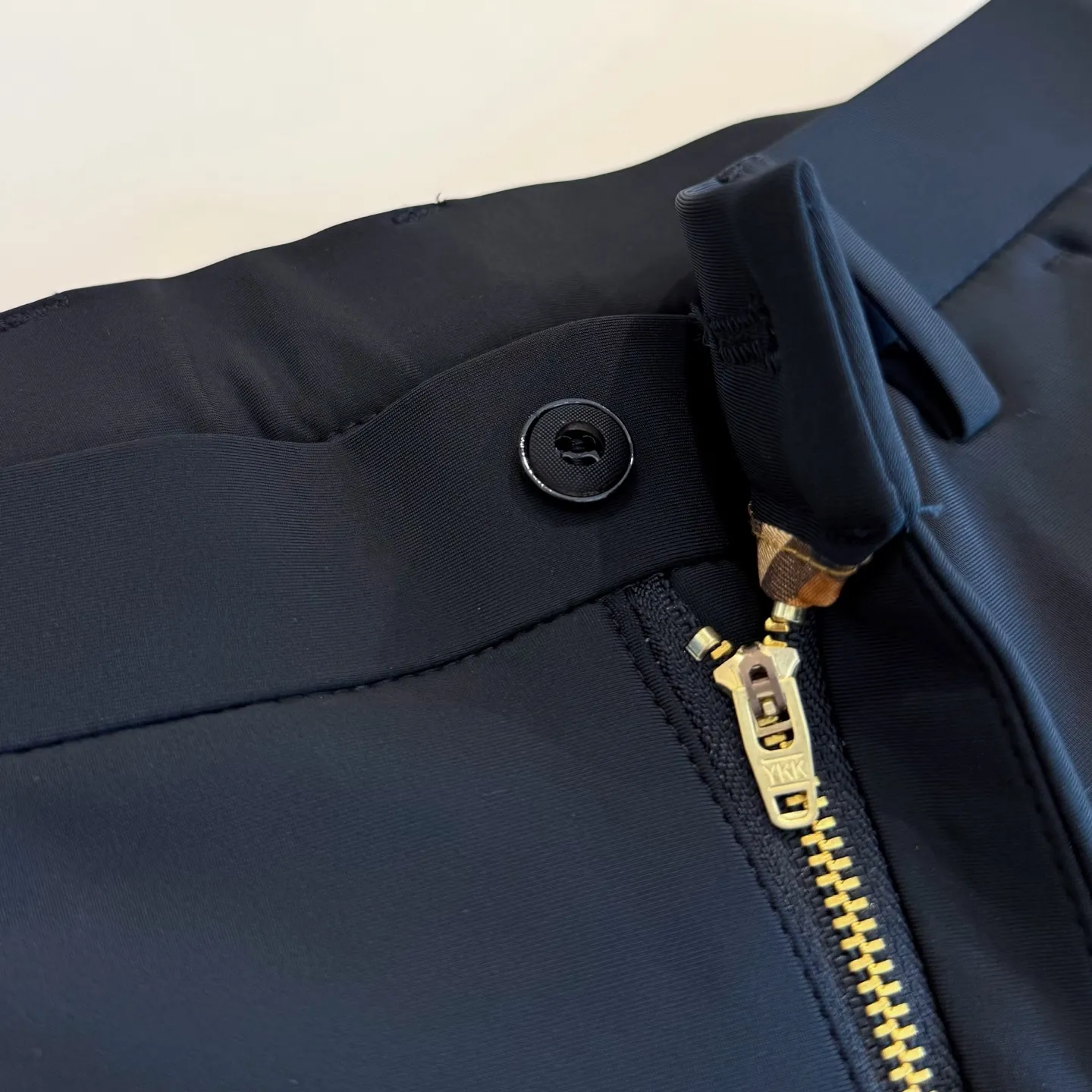 P210 Style number: D430 Raff suit trousers, clean black trousers. The most classic and best-selling fashion series. Casual thick milk silk trousers. Perfect fit. The golden ratio between trousers length and slim fit, which is between trousers and nine-pointers. It is just right. It comes with Lycra soft. It is thick, the fabric is stiff and elastic. The milk silk fabric has been treated with a special process and has the characteristics of no ironing, anti-wrinkle, anti-static, and non-stick hair! Pants with letter logo on the back pocket, simple and low-key. Size: M-4XL 30-35 30 recommended (100-120 jins) 31 recommended (120-135 jins) 32 recommended (135-145 jins) 34 recommended (145-160 jins) 35 recommended (160-180 jins)